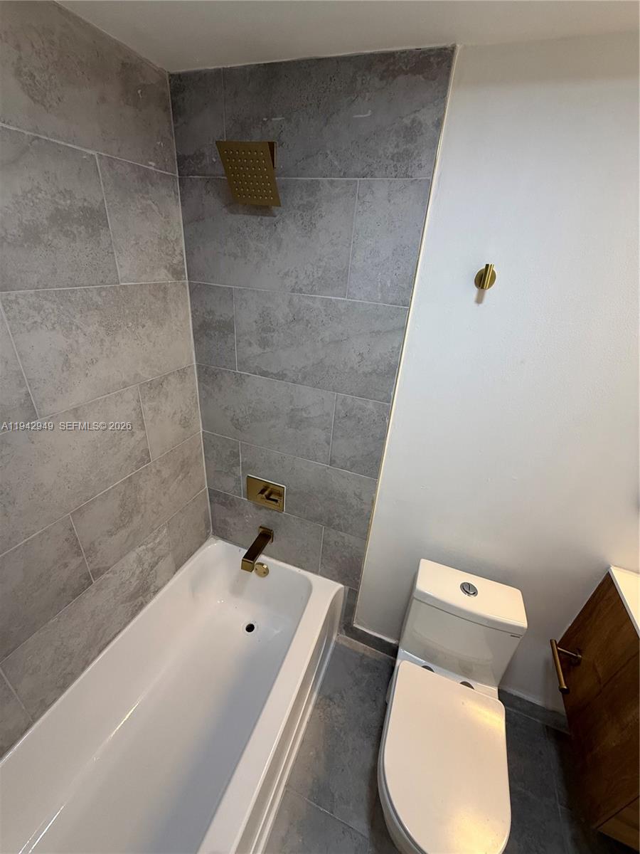 VILLAS DE VENEZIA CONDO - Residential Lease