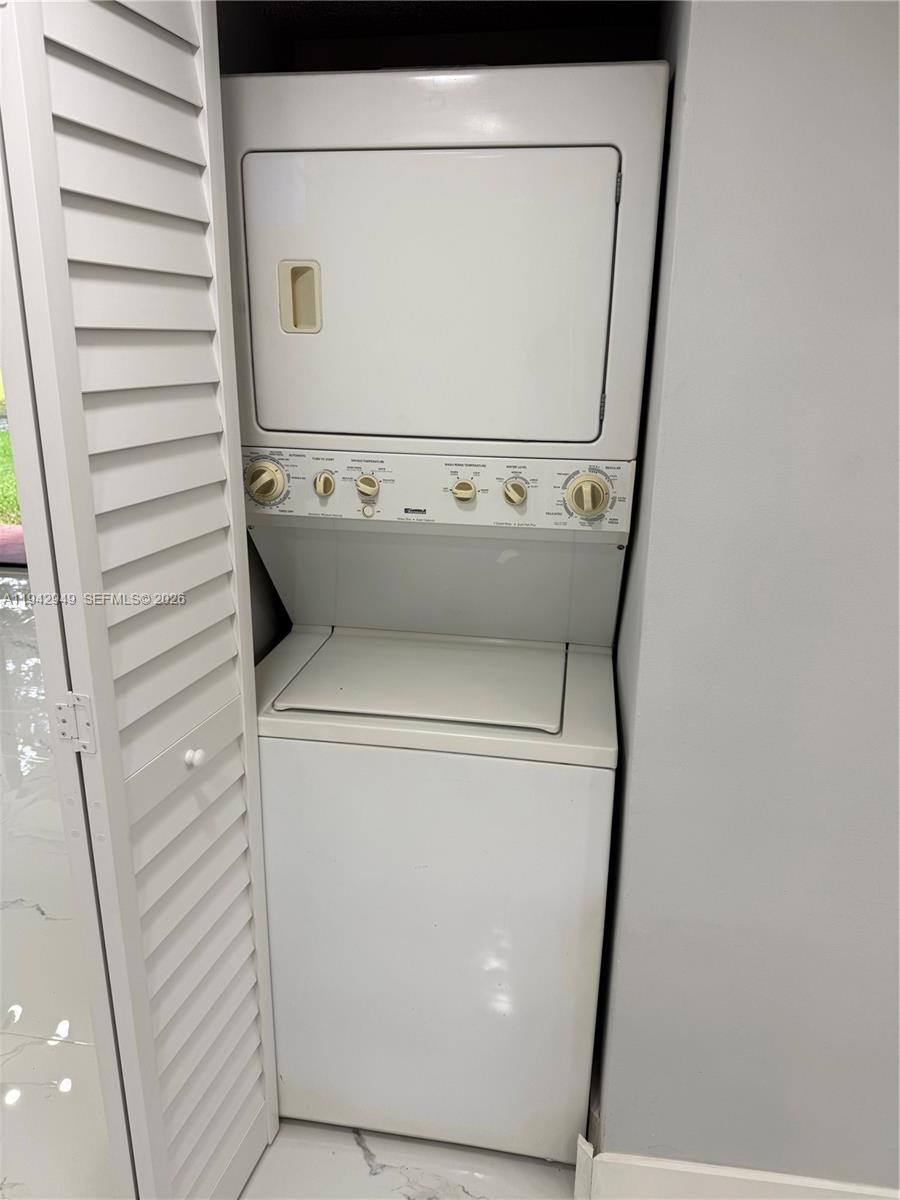 VILLAS DE VENEZIA CONDO - Residential Lease