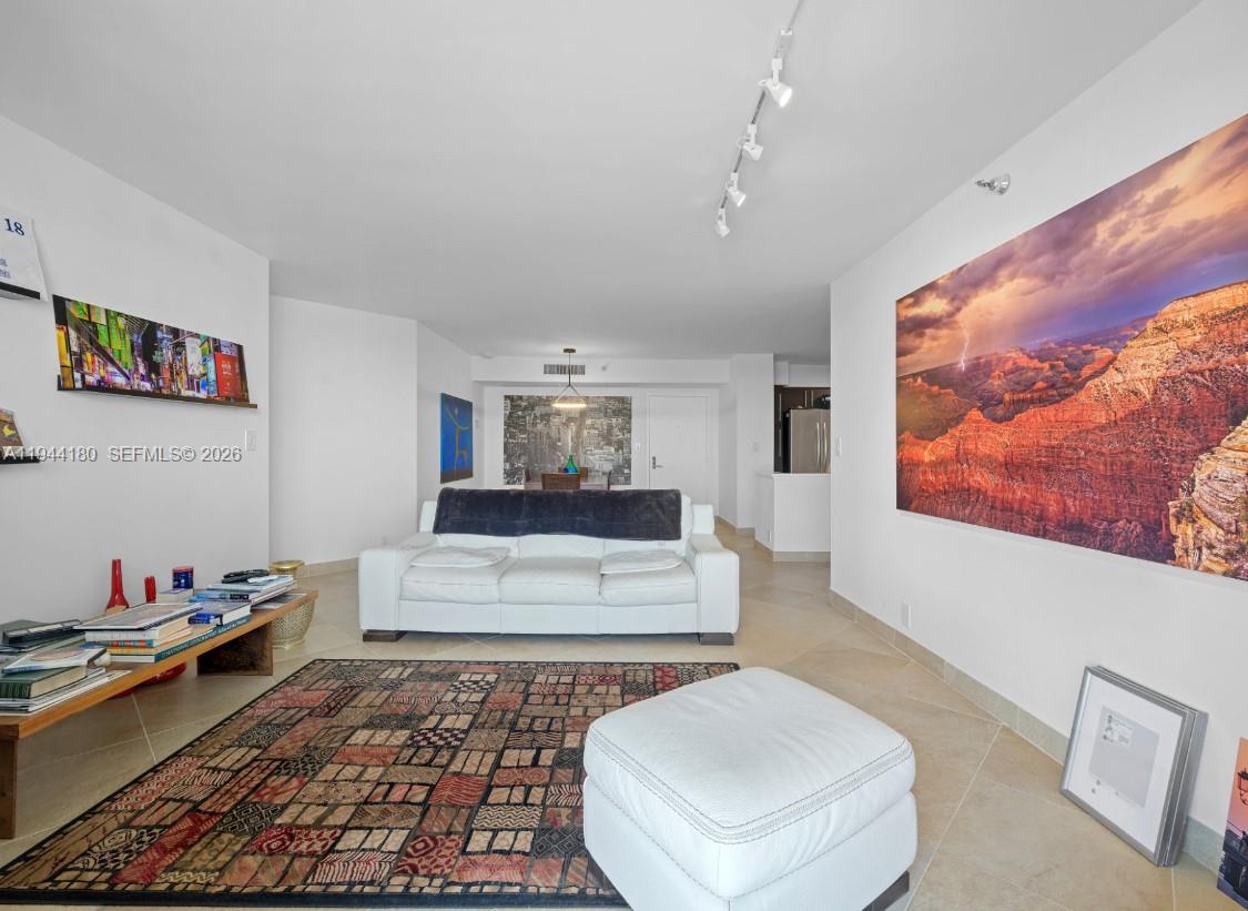 MYSTIC POINTE TOWER 500 C - Residential