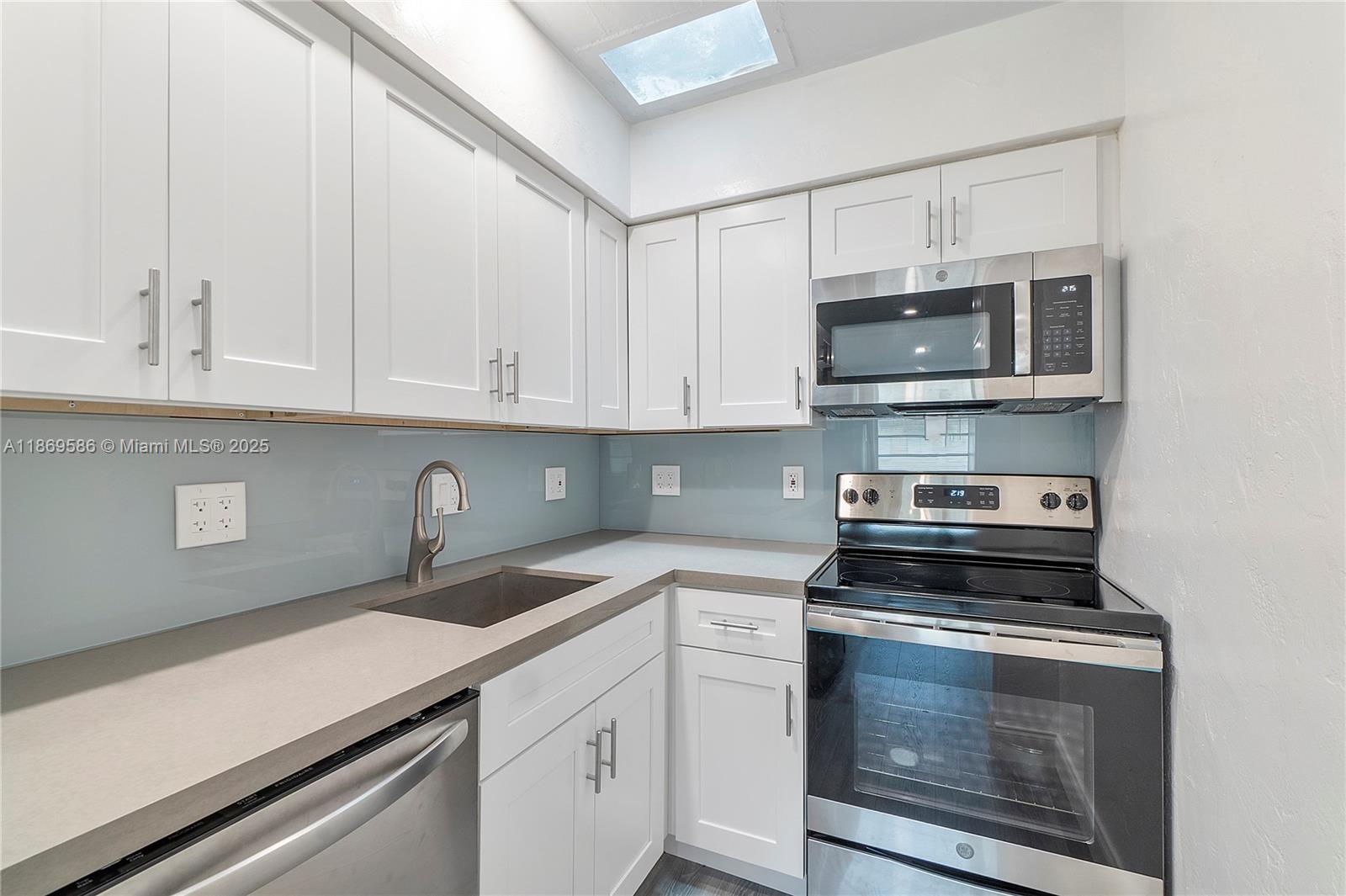Recently remodeled, take a look a this modern 1 Bed / 1 Bath unit at Orangebrook Villas in Hollywood. Steps away from Hollywood Blvd and I 95, great for a quick commute. Laminate style wood flooring, remodeled kitchen, stainless steel appliances, gorgeous remodeled bathroom with porcelain tile. Quick application process. Close to shopping and great restaurants. Applicants must have a credit score of 700+. No pets per association. Perfect for investors, leased at $1600 per month, lease ends Jan 2026. Call today, don't miss this one!