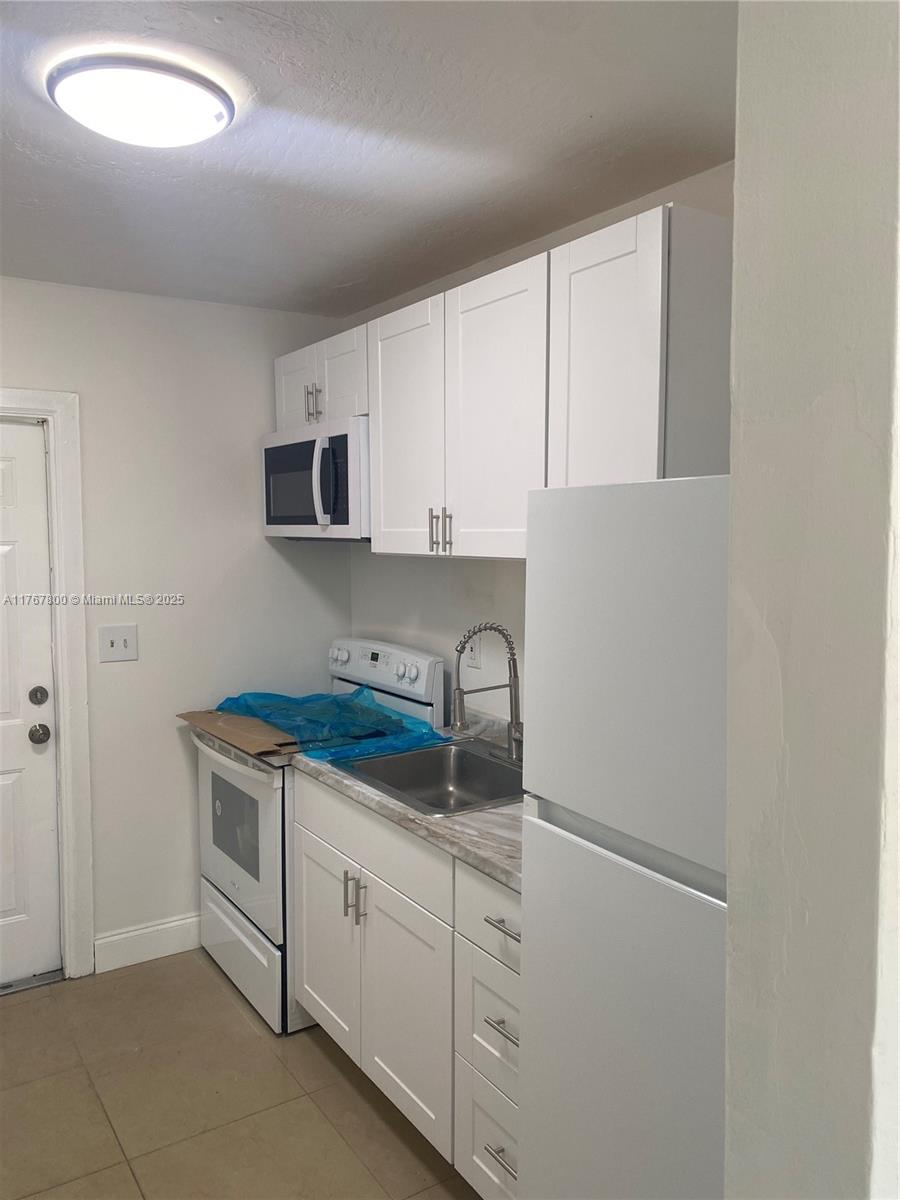Rental Property at 2736 Nw 15th Ct 2, Fort Lauderdale, Broward County, Florida - Bedrooms: 3 
Bathrooms: 2  - $2,900 MO.
