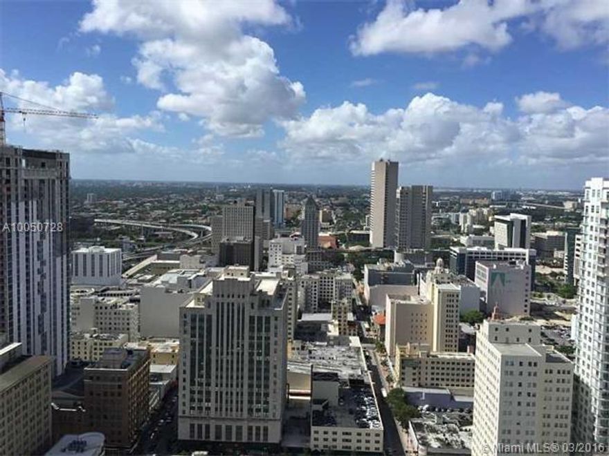 Beautiful Studio available with 567 soft, Modern Kitchen, Perfectly centered in Downtown Miami just steps from Whole Foods, Restaurants, Shops, and AA Arena. 24 hour valet, concierge, security, parking, Pool, Full Service Spa, and Fitness Center. Call LA to show