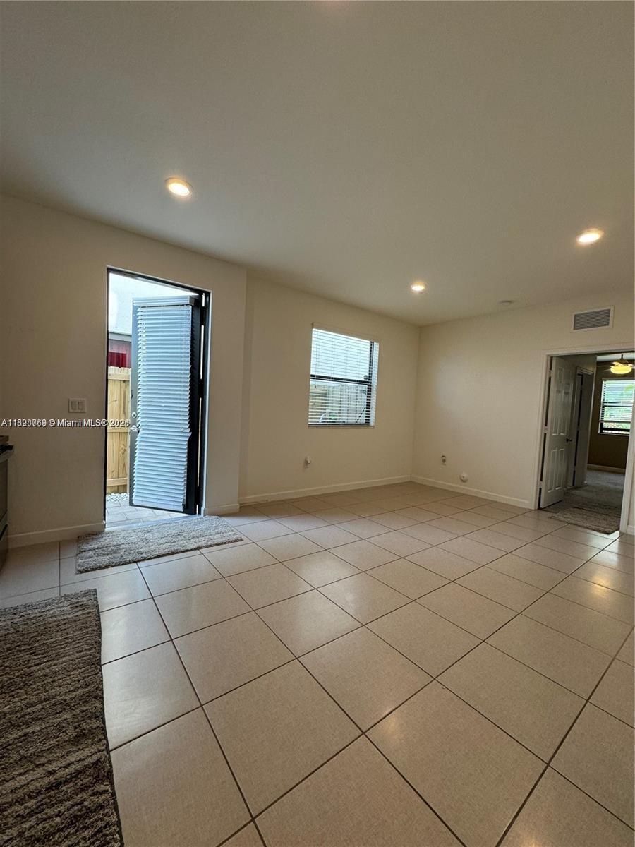 COCO PALM ESTATES - Residential Lease