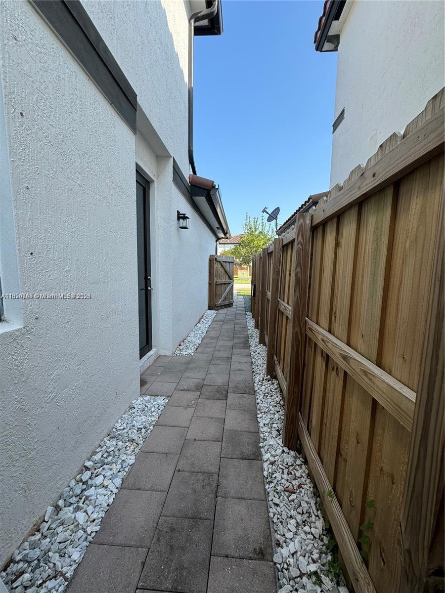 COCO PALM ESTATES - Residential Lease