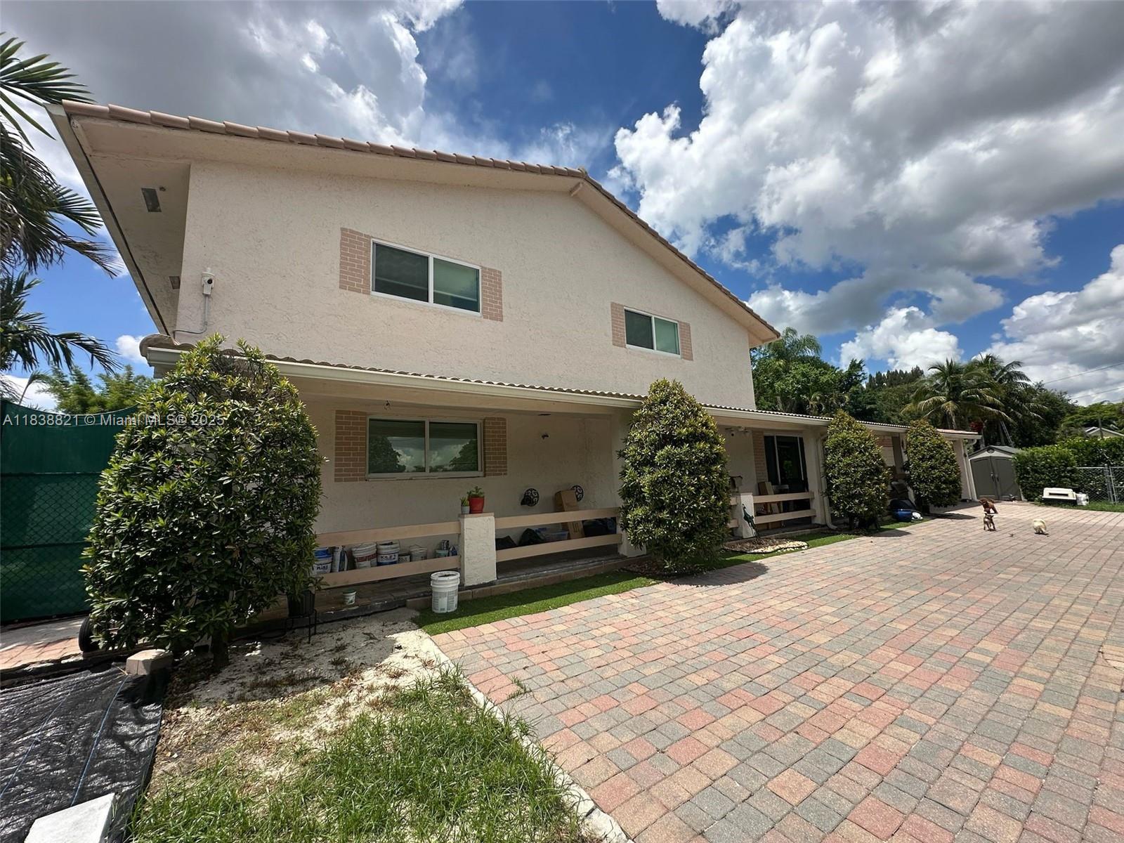 Property currently 10 bedrooms and 7 bathrooms, please see broker remarks!! almost an acre of land in the heart of Davie! Property is currently rented out bringing in $20k a month ( Please see broker remarks )