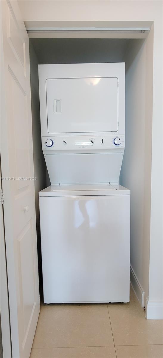 HOLLYWOOD STATION RES CON - Residential Lease