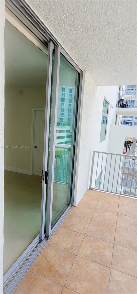 HOLLYWOOD STATION RES CON - Residential Lease