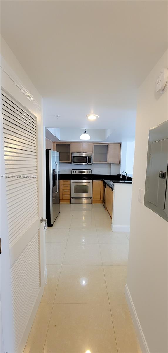 HOLLYWOOD STATION RES CON - Residential Lease