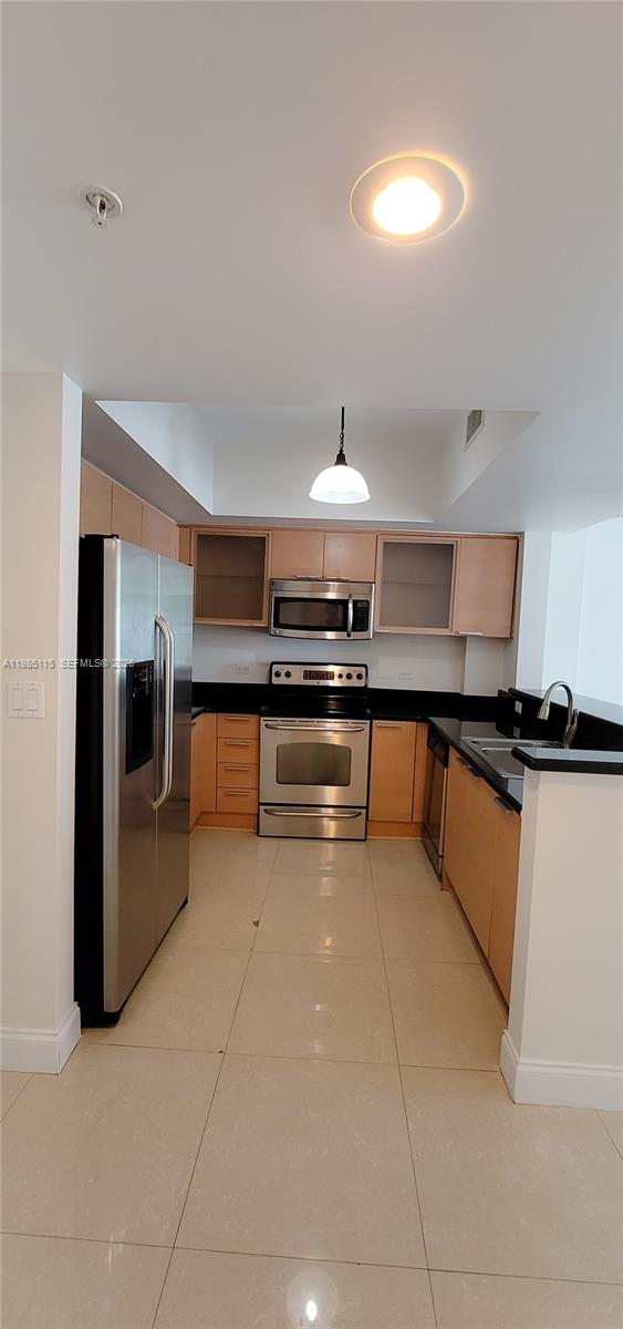 HOLLYWOOD STATION RES CON - Residential Lease