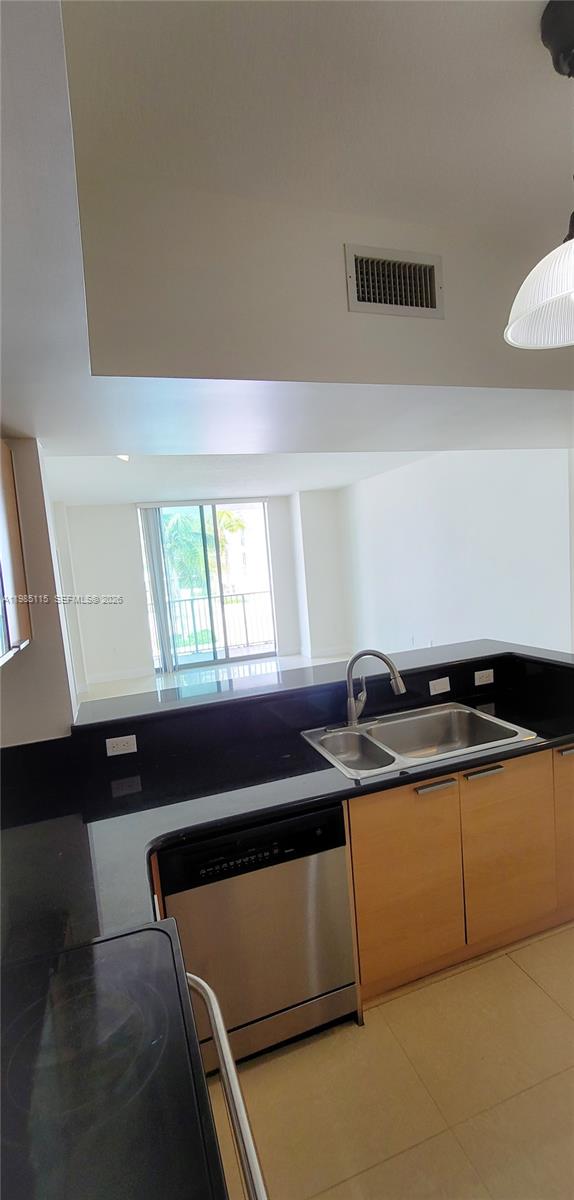 HOLLYWOOD STATION RES CON - Residential Lease