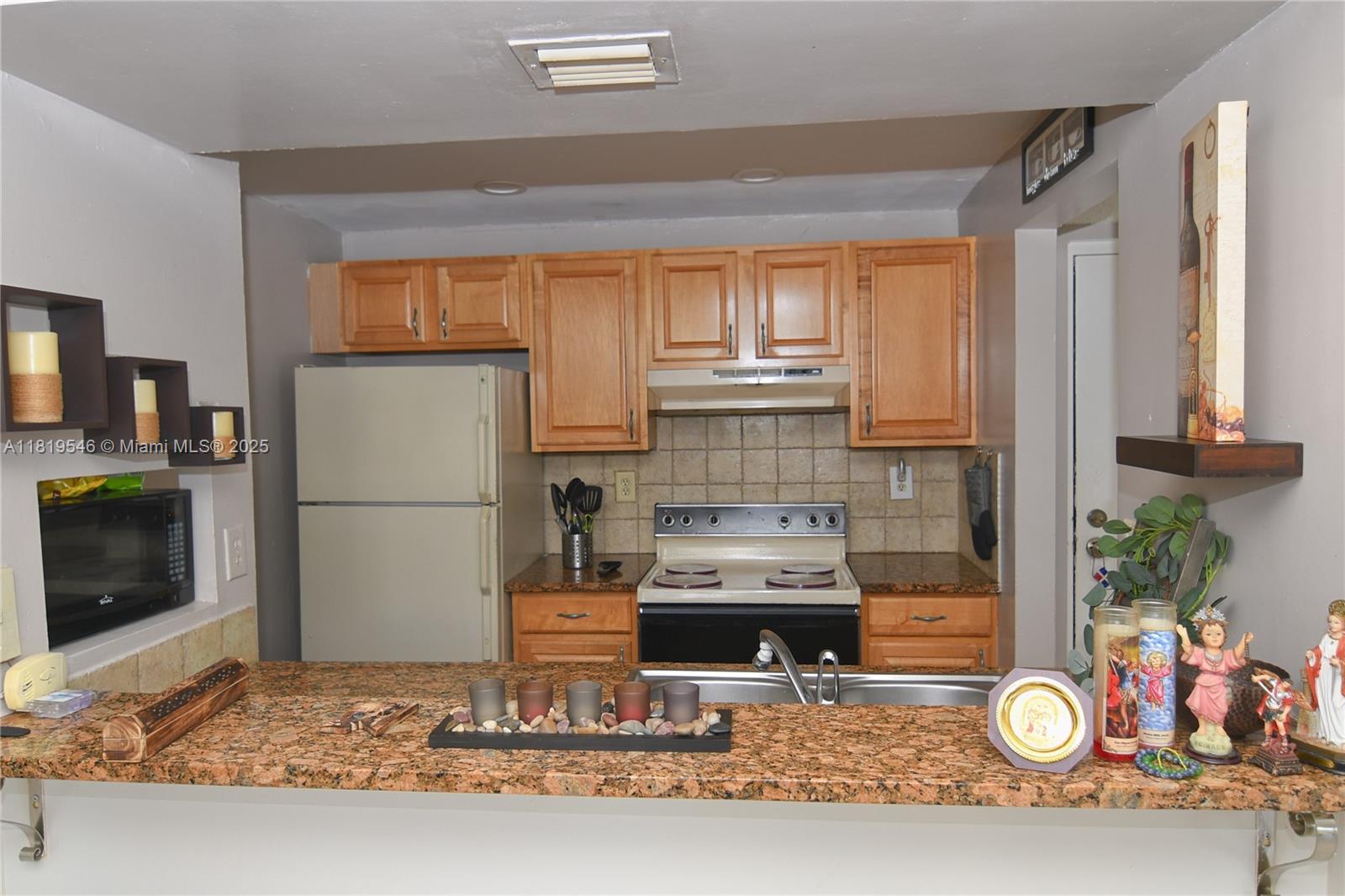 LAS BRISAS@ COUNTRY CLUB - Residential