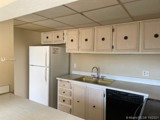 INVESTORS DREAM!!!. CAN BE RENTED INMEDIATLY. Great 2/2. Condo allows you to rent immediately. Rents go from $1900 to $2000 per month. Quiet area. Great Location. A Schools. Easy to show and easy to rent. INVESTORS WELCOME.