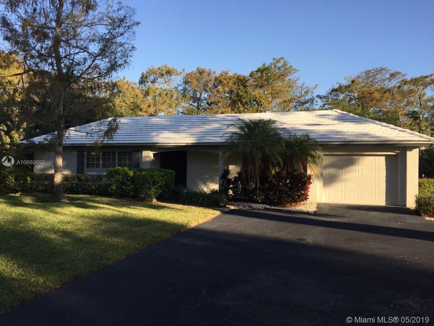 No Neighbors behind you!!! Part furn 3 bed, 3 bath + add'l sleep 7 liv areas on lg enclosed terrace, lg eat-in kiy.
For showing please call LA