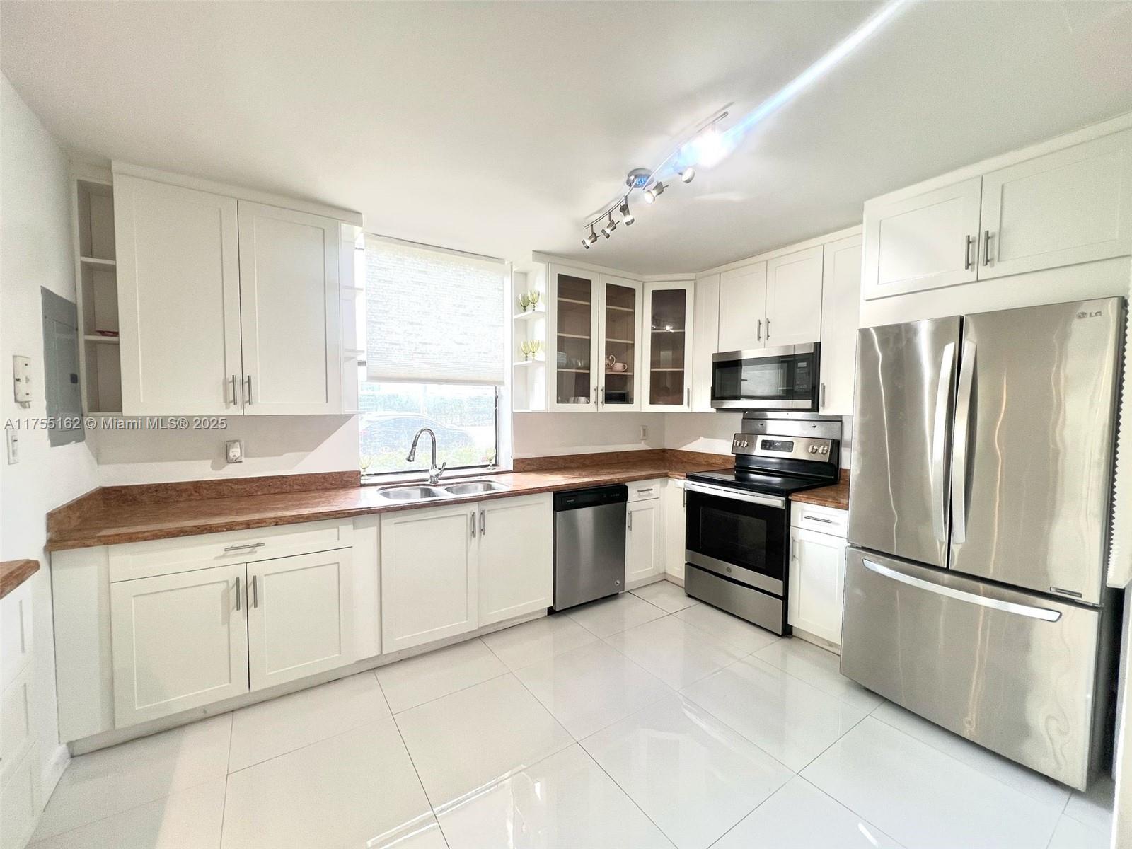 Rental Property at 20341 Ne 30th Ave 101-6, Aventura, Miami-Dade County, Florida - Bedrooms: 3 
Bathrooms: 3  - $2,800 MO.
