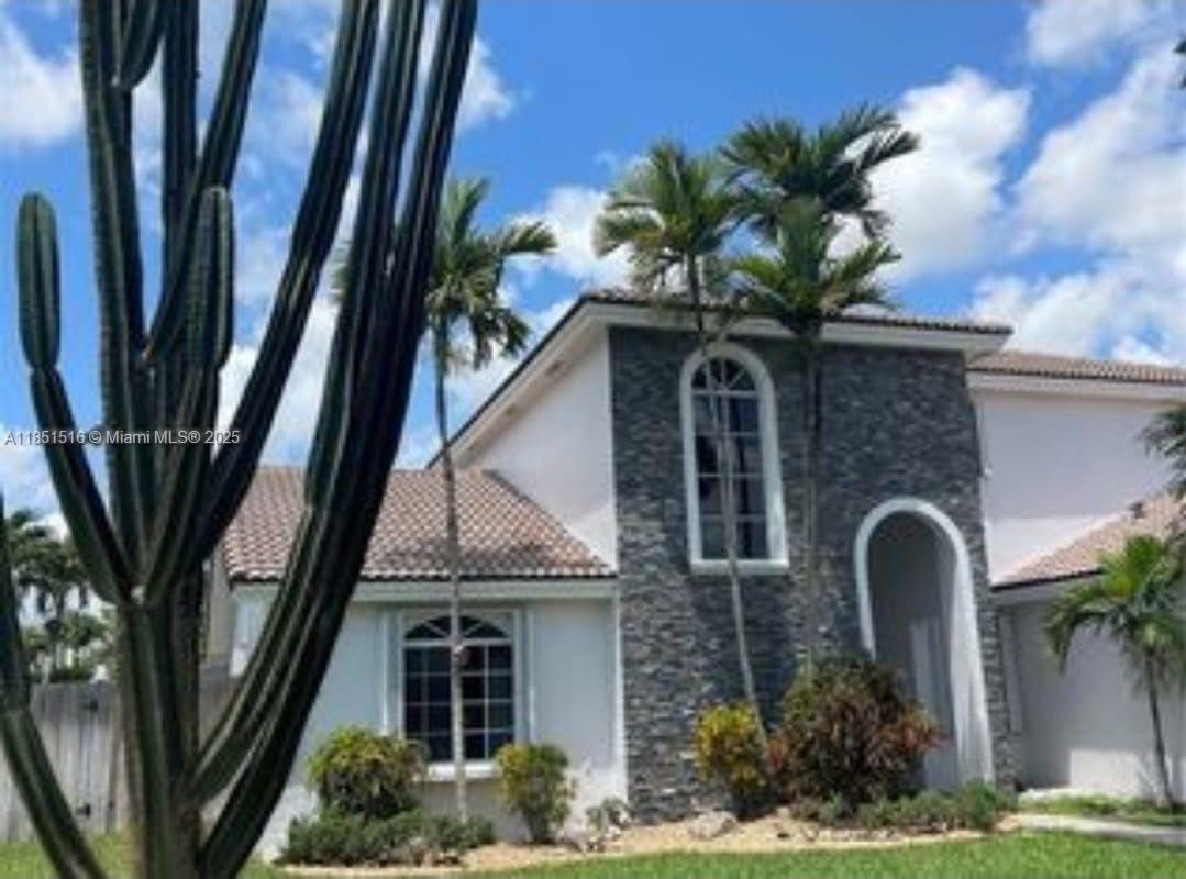 Beautiful pool home. Pool maintenance, Internet and lawn service included in rent