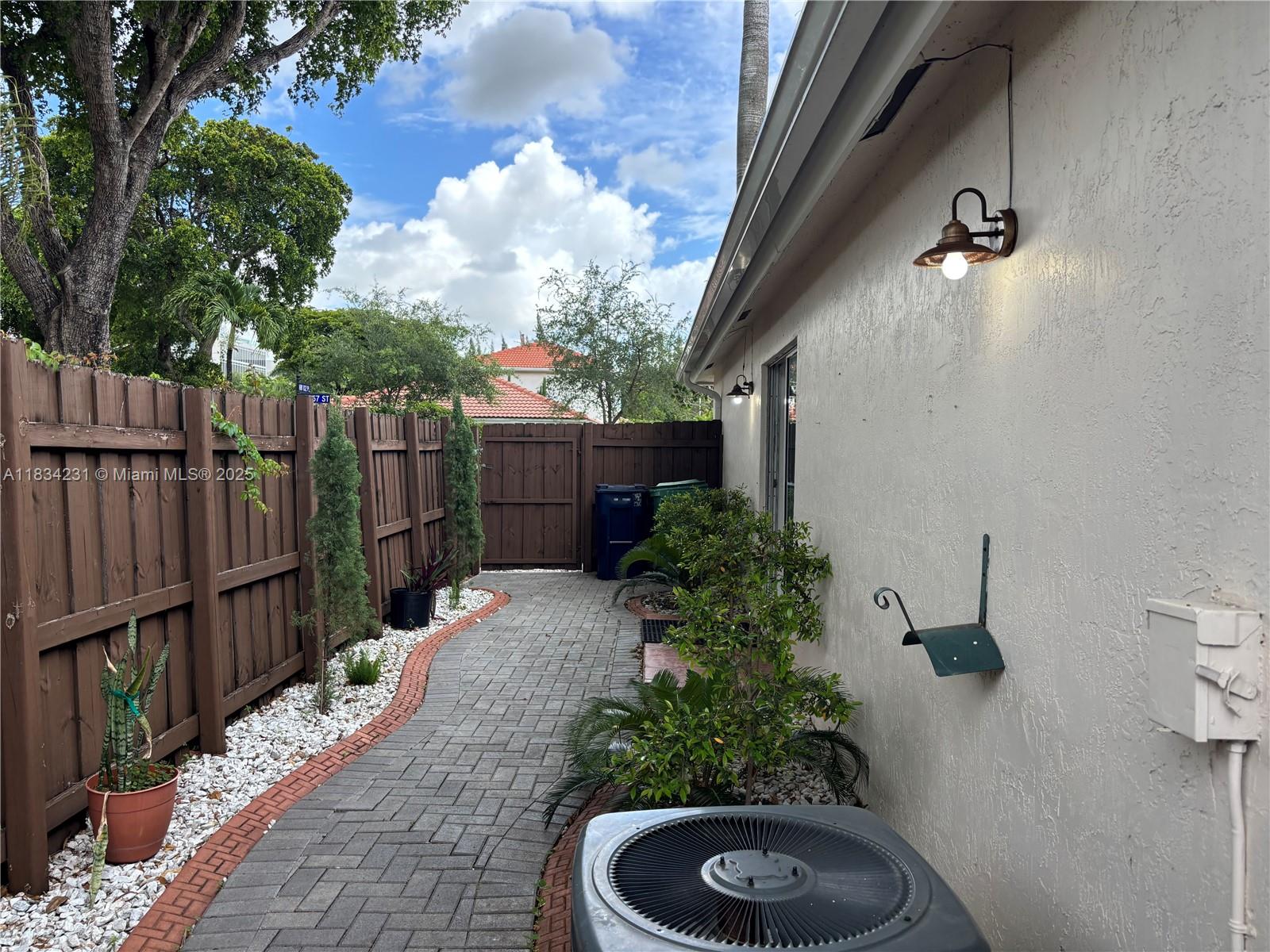 DORAL PALMS - Residential