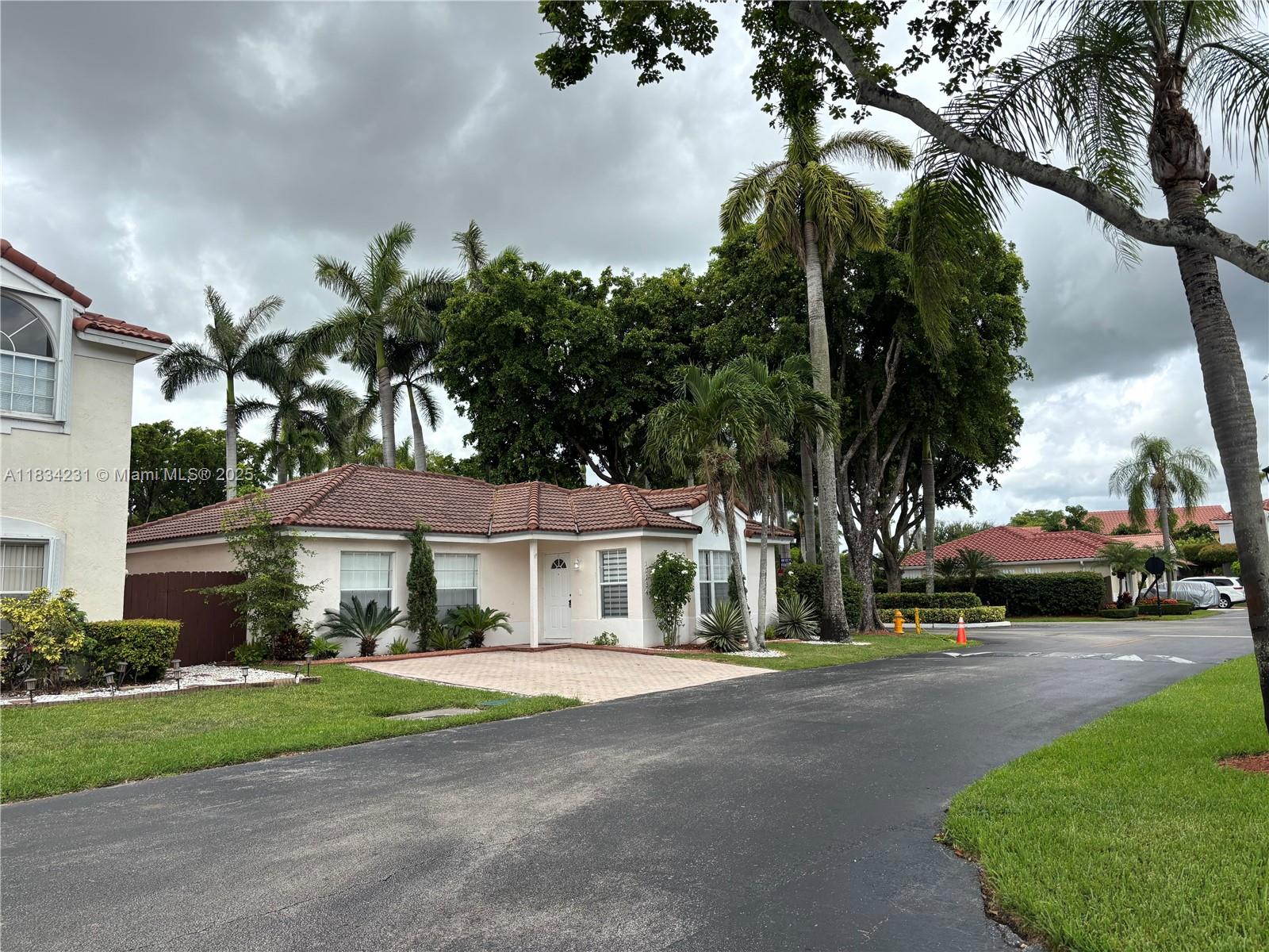 DORAL PALMS - Residential