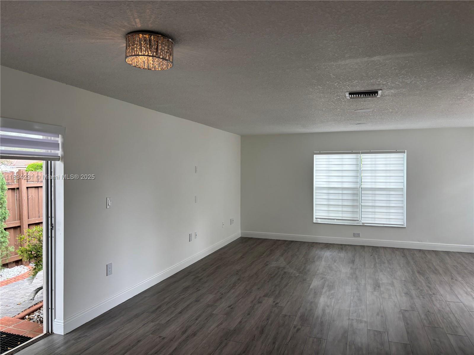 DORAL PALMS - Residential