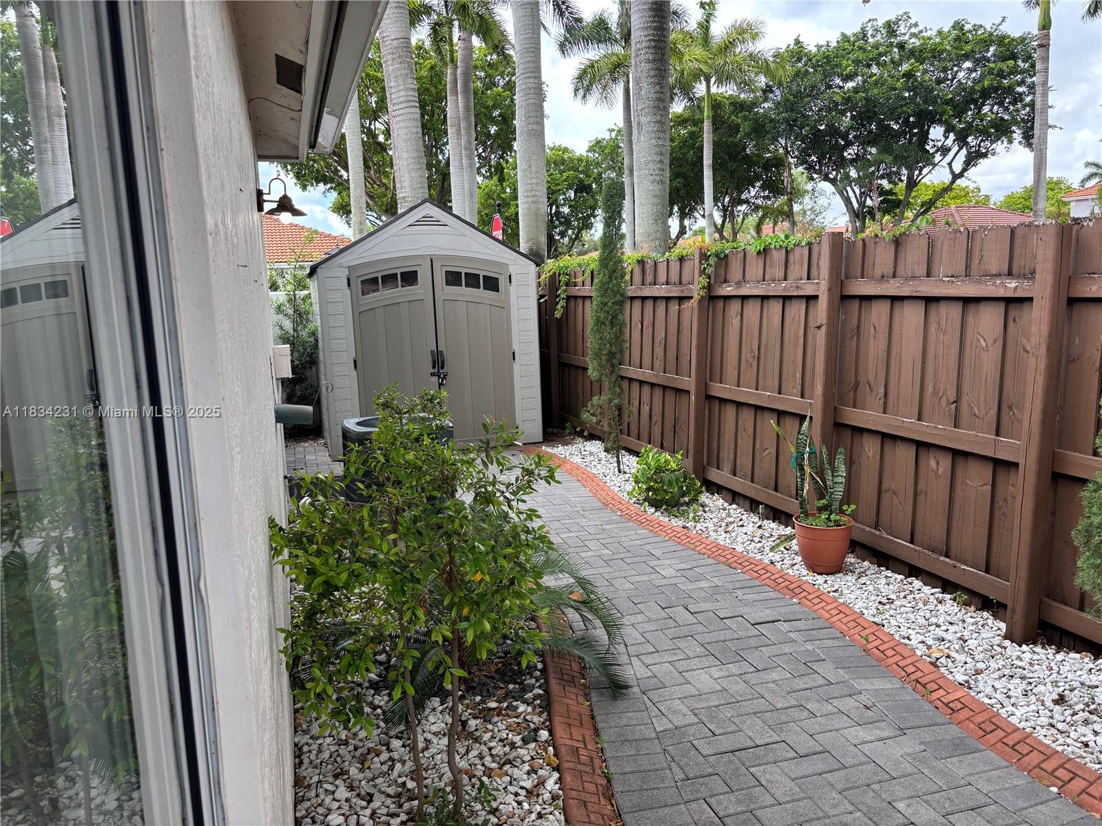 DORAL PALMS - Residential