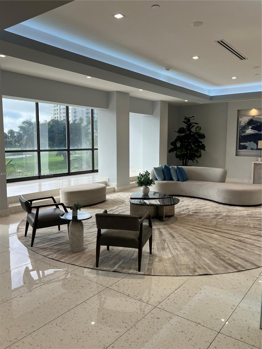 Exceptional price for a property of this category - a rare find in the market! This luxury apartment in Coronado, adjacent to Turnberry Golf Course. 2 main bedrooms with bathrooms inside, recently renovated with style and elegance. Located on the lobby level, no elevators needed. Very quiet area with beautiful walks around the golf course. Ideal for those seeking a luxurious and peaceful lifestyle. Building with 40-year certification completed. Enjoy amenities like pool, jacuzzi, sauna, and 24-hour security. The association includes cable and internet.