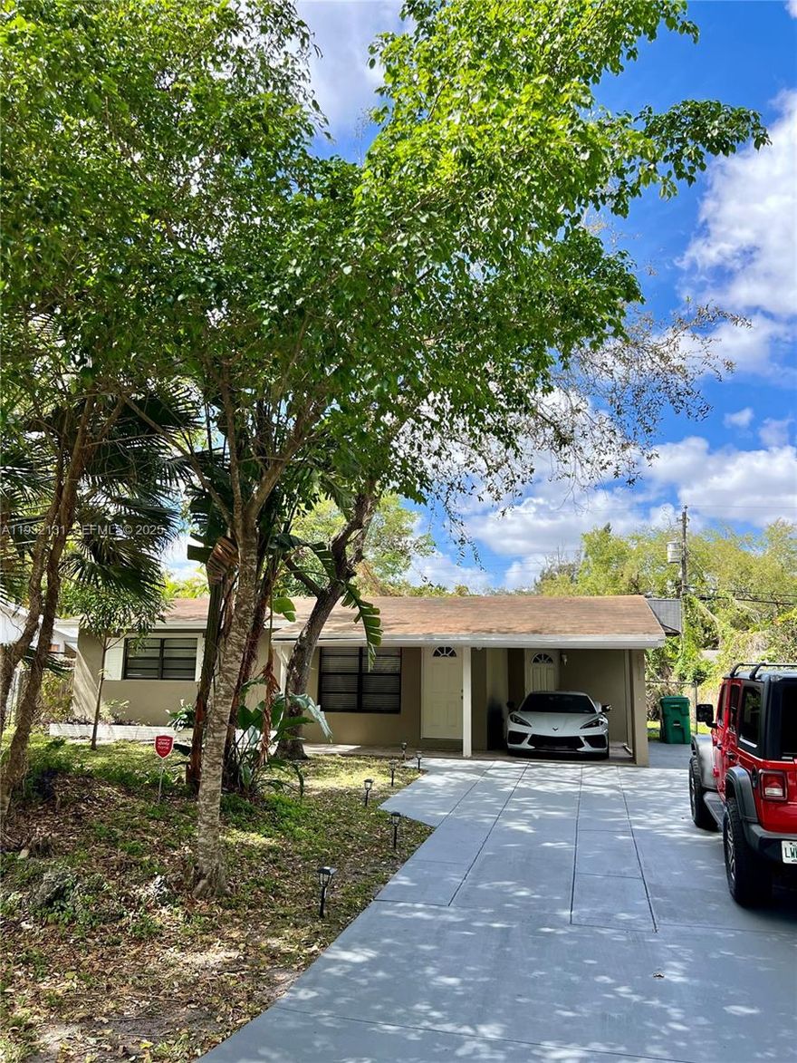 Beautiful 3 bedroom 1.5 bath house in Fort Lauderdale next to the Fort Lauderdale-Hollywood International Airport in Dania Beach! Close to everything from this centrally located house, restaurants, malls, close to the Beach, Highways, Downtown, Hard Rock Hotel all within 10 minutes away. Plenty of parking space for up to 6 vehicles and 1 covered car port, central AC, indoor laundry, updated kitchen, located in a very quiet street.