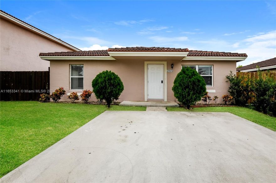 A cute three-bedroom two-bathroom home that is move in ready!!  The flooring is all ceramic tile throughout. The kitchen features raised panel maple cabinets, granite countertops with matching granite backsplash, breakfast bar and stainless-steel appliances. Bathrooms have solid surface vanity tops. This one won't last long, make your appointment to see it today. Welcome Home!!