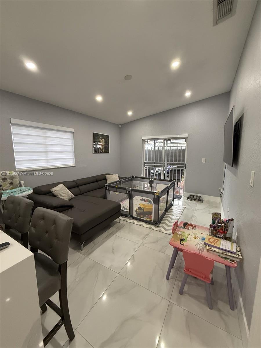 3134 W 70th Ter