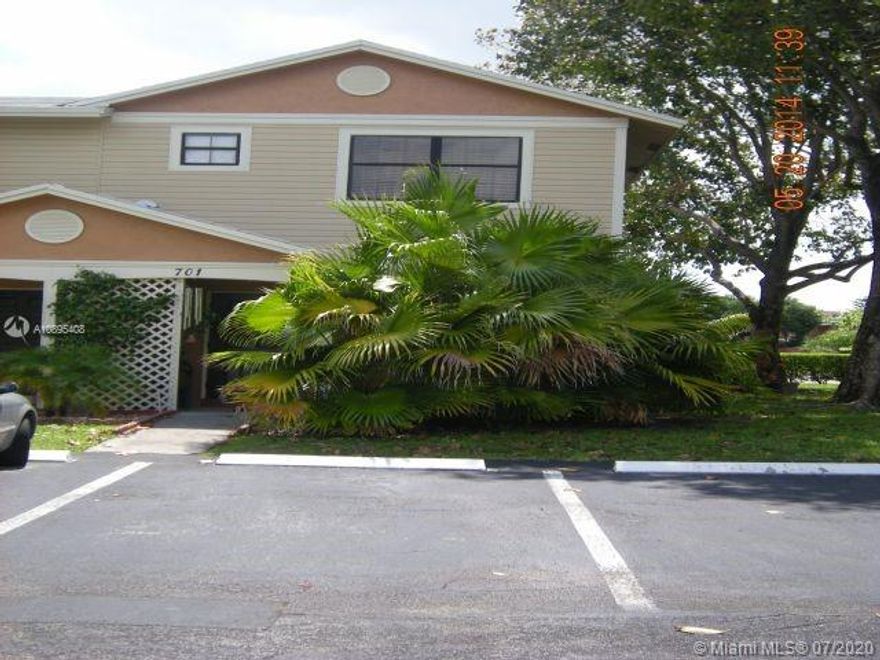 Beautiful end unit townhouse in Southbridge. Home has been nicely upgraded with newer bathrooms, newer countertops, new stainless steel appliances, ceramic tile floor downstairs, laminate wood flooring upstairs, front load washer/dryer, newer ceiling fans and freshly painted in white. Nice backyard with huge screened patio and green area. Close to A-plus schools and great shopping and restaurants.