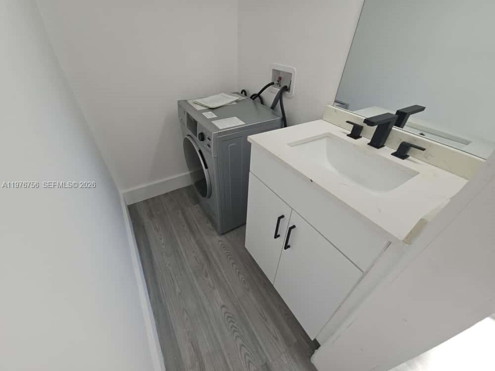 BISCAYNE BCH SUB - Residential Lease