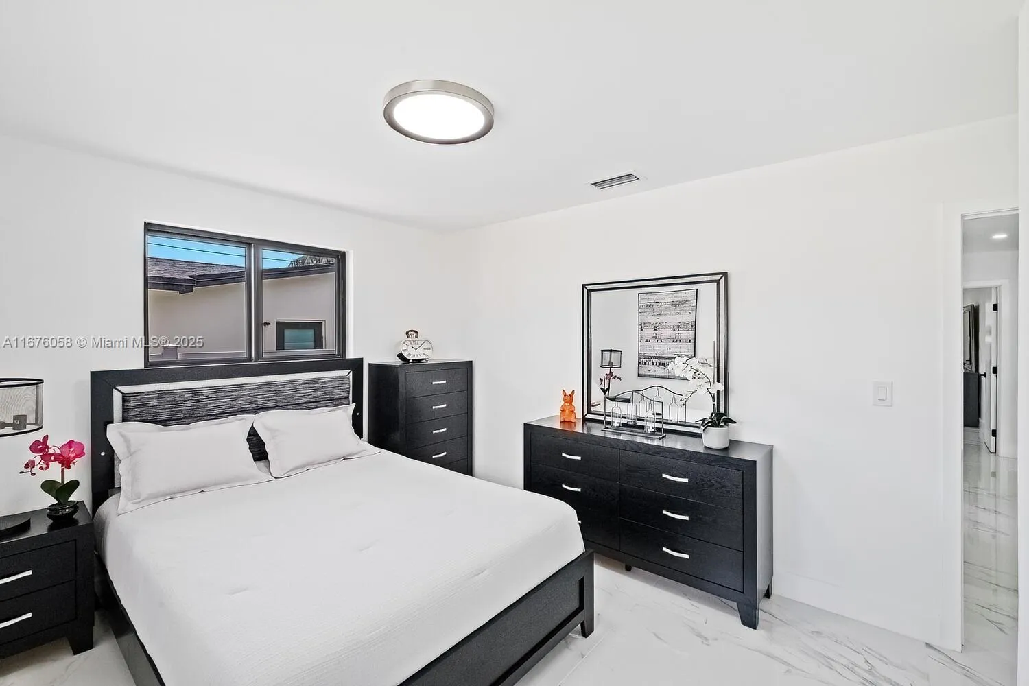 Miami, Florida 33180, United States, 4 Bedrooms Bedrooms, ,3 BathroomsBathrooms,Residential,Active,37735