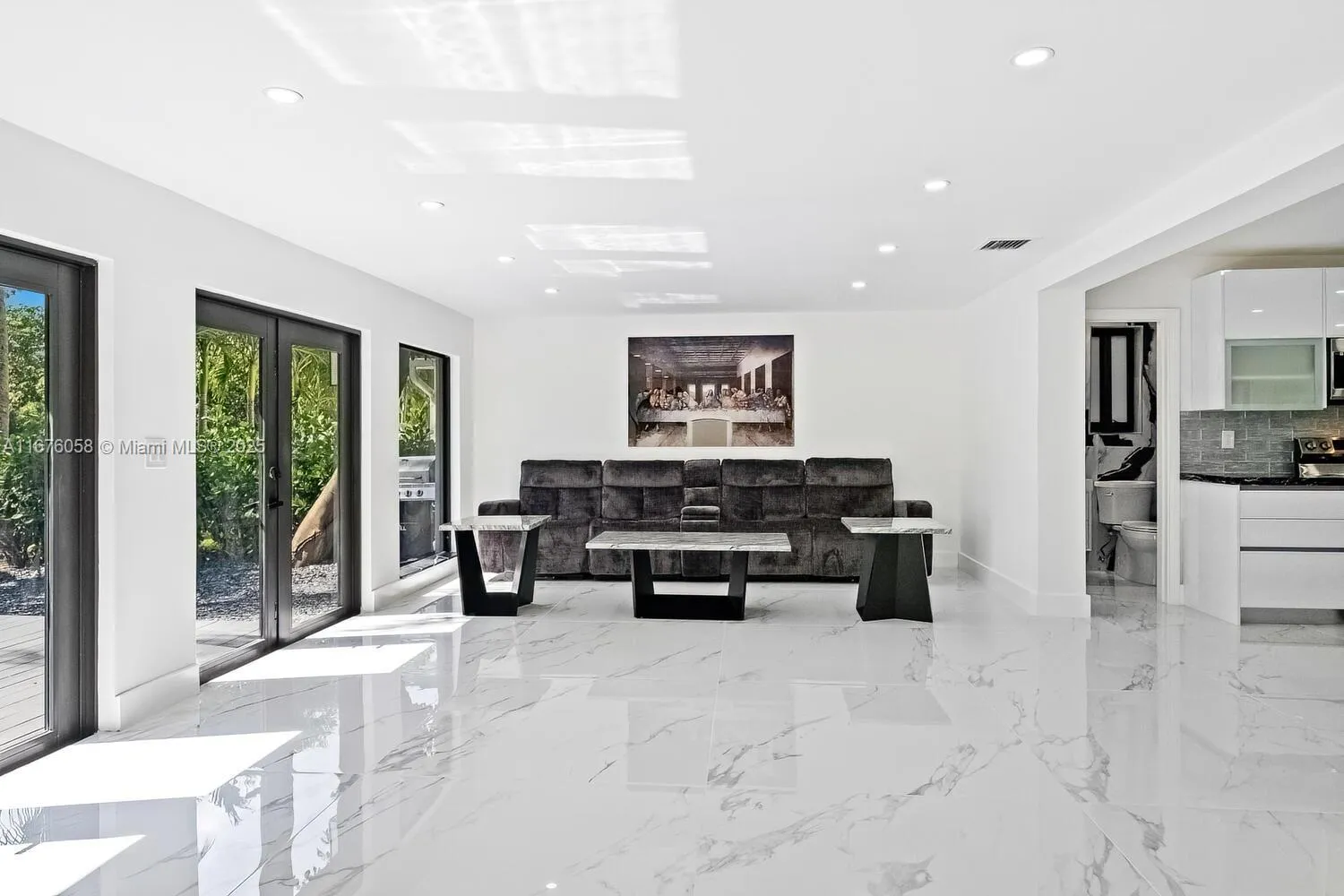 Miami, Florida 33180, United States, 4 Bedrooms Bedrooms, ,3 BathroomsBathrooms,Residential,Active,37735