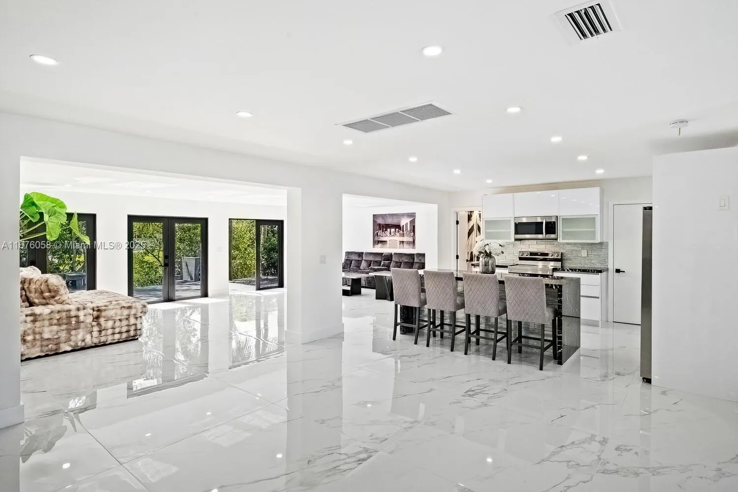 Miami, Florida 33180, United States, 4 Bedrooms Bedrooms, ,3 BathroomsBathrooms,Residential,Active,37735