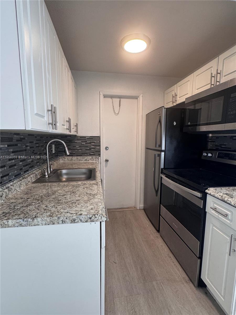 HOLLYWOOD LITTLE RANCHES - Residential Lease