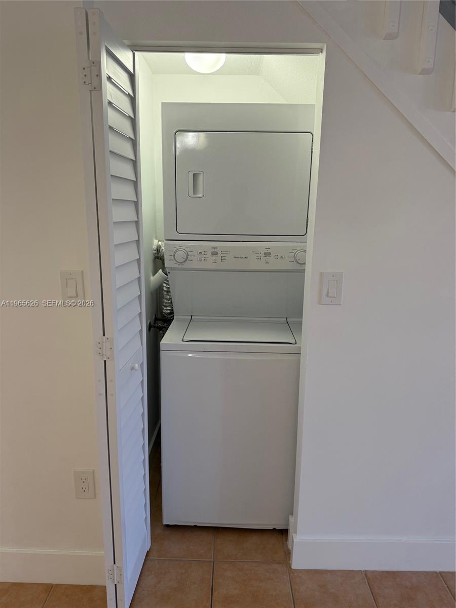 VILLAS DEL ALHAMBRA CONDO - Residential