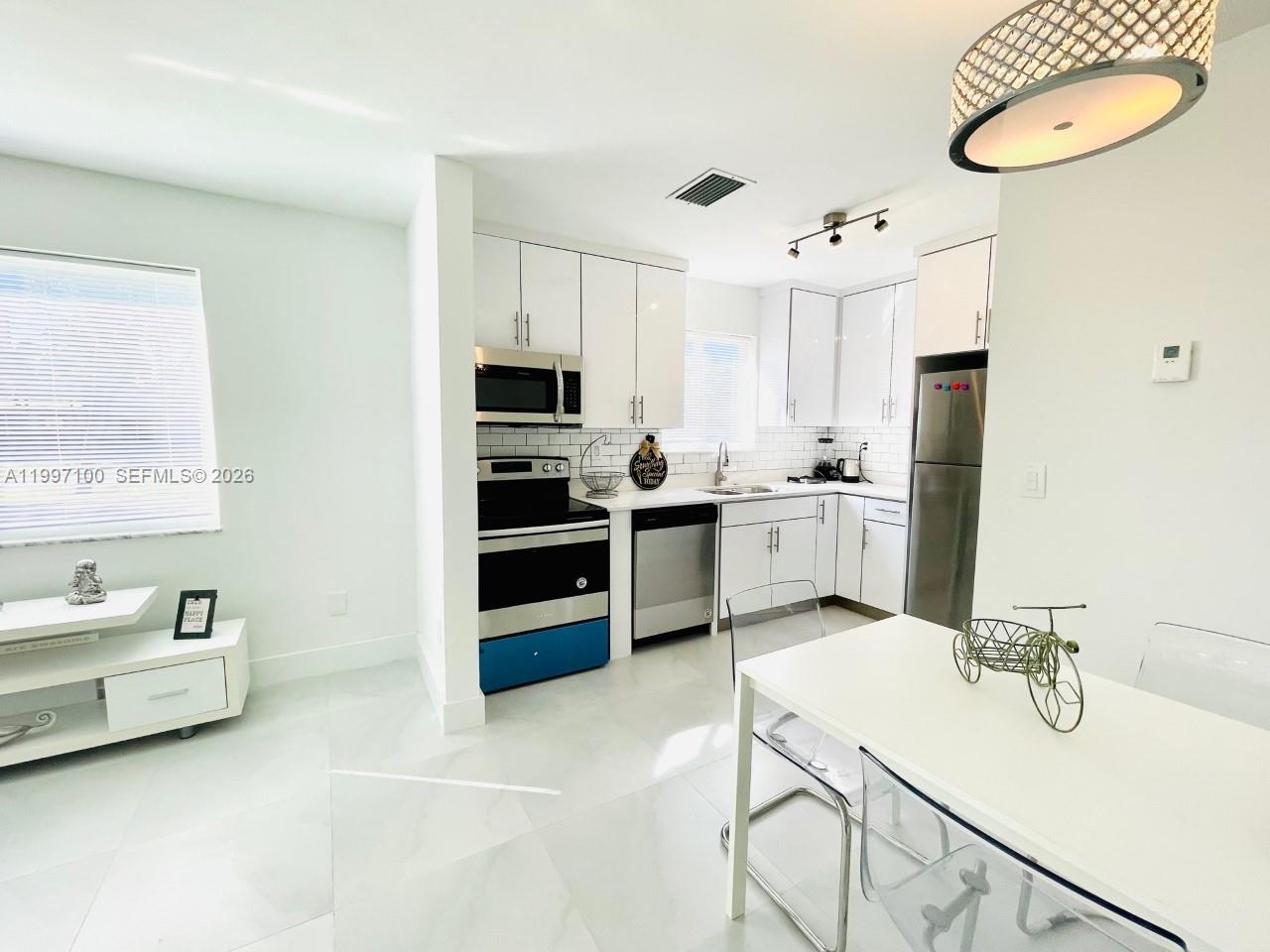 BISCAYNE SHORES CORR PLAT - Residential Lease