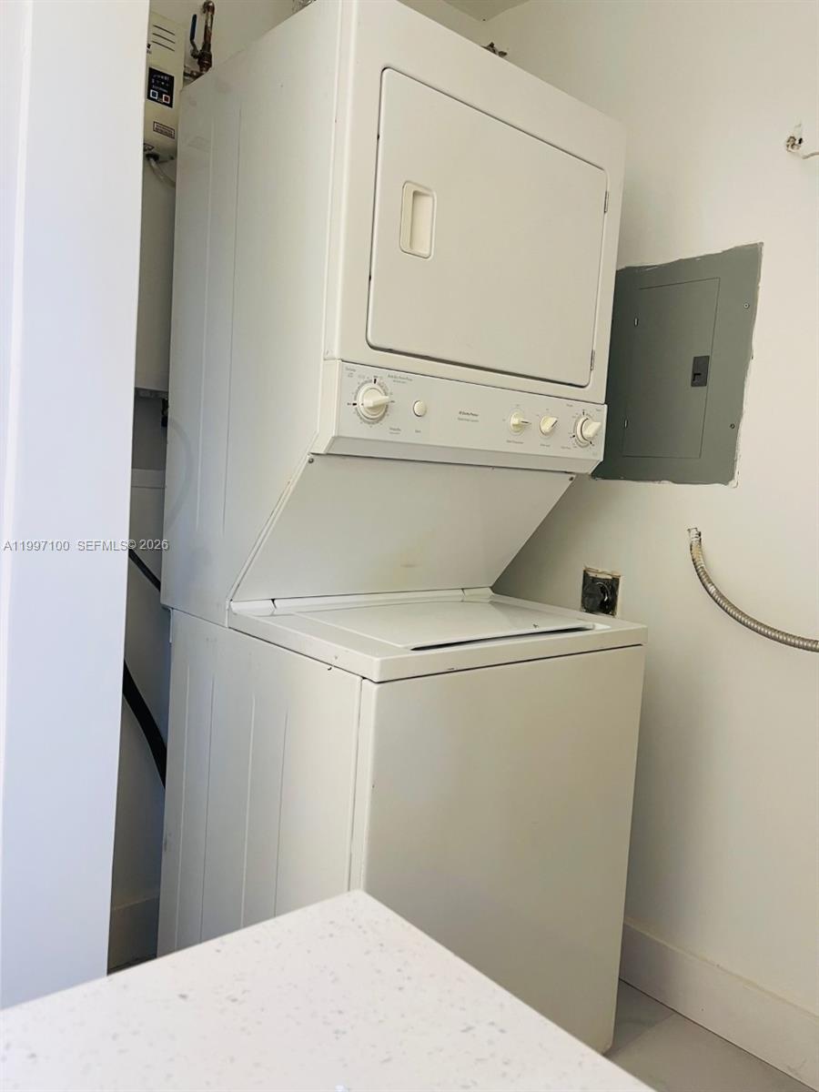 BISCAYNE SHORES CORR PLAT - Residential Lease