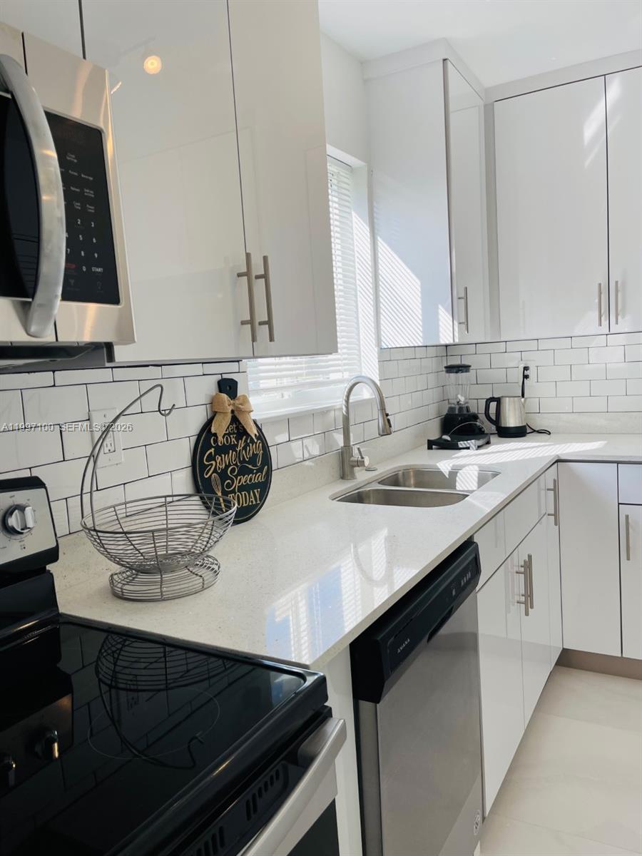 BISCAYNE SHORES CORR PLAT - Residential Lease