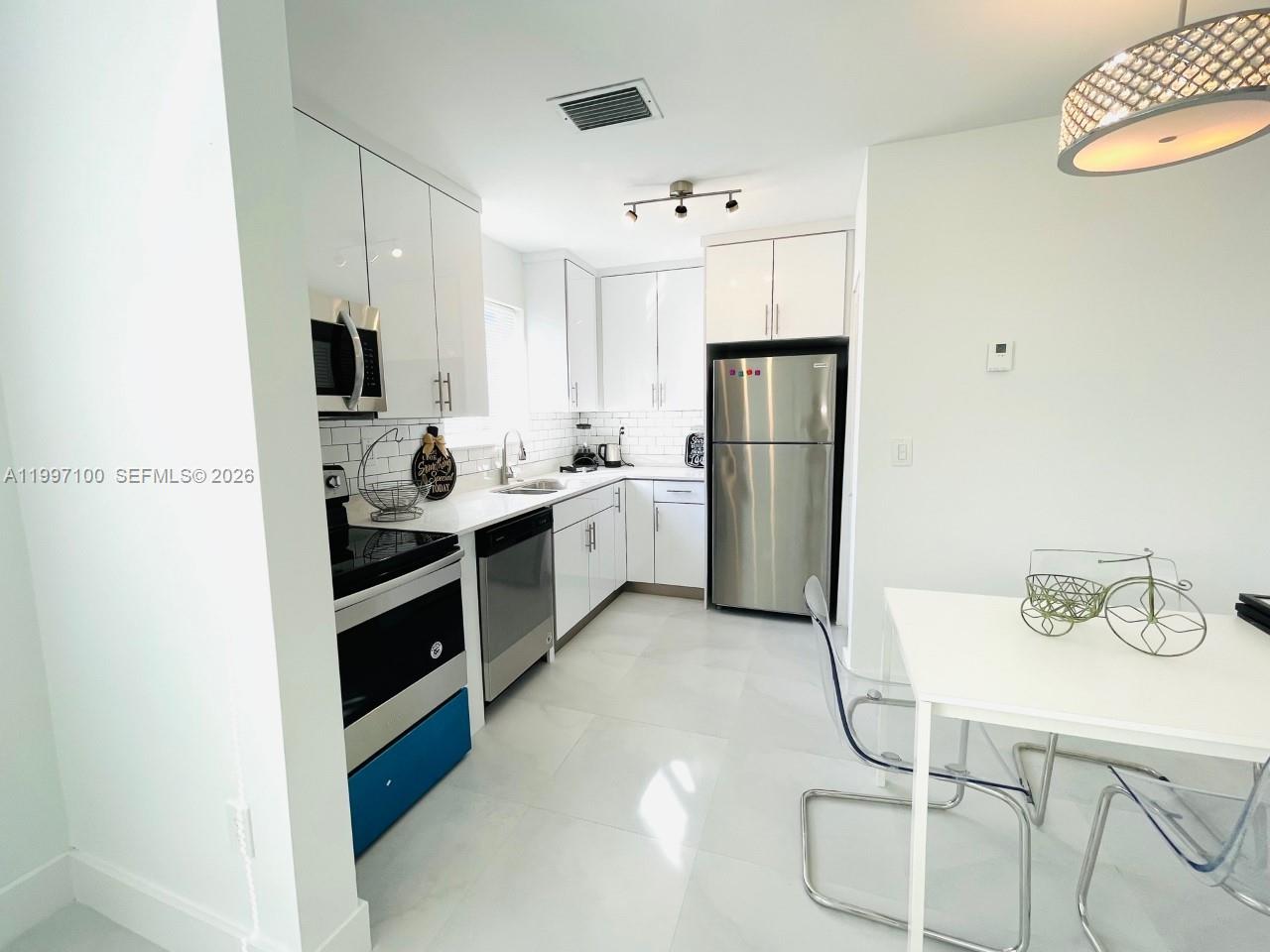 BISCAYNE SHORES CORR PLAT - Residential Lease