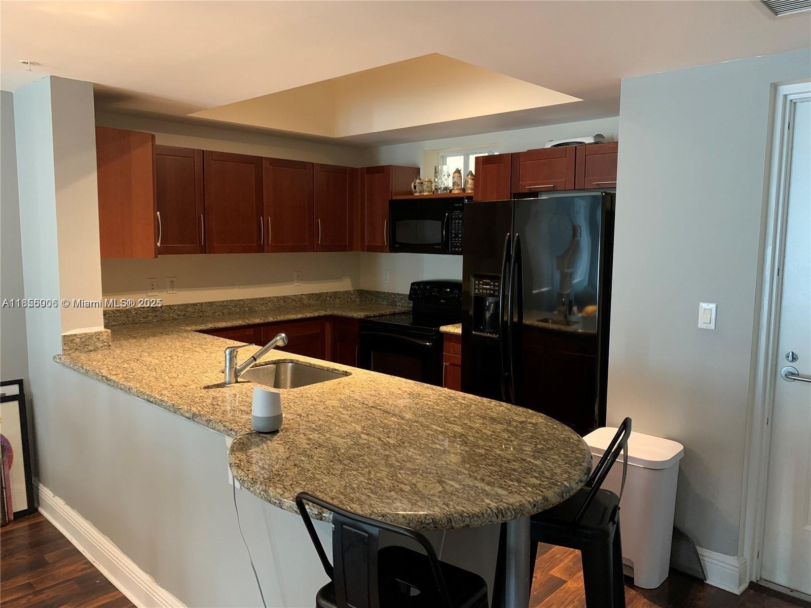 Large 2/2 immediately available. Walking distance from numerous restaurants, from Dadeland mall, and multiple grovery stores (Trader Joes / Publix) Has one assigned parking space.