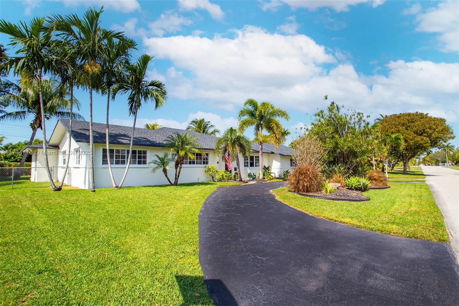 Miami, Florida 33157, United States, 3 Bedrooms Bedrooms, ,2 BathroomsBathrooms,Residential,Pending,12004