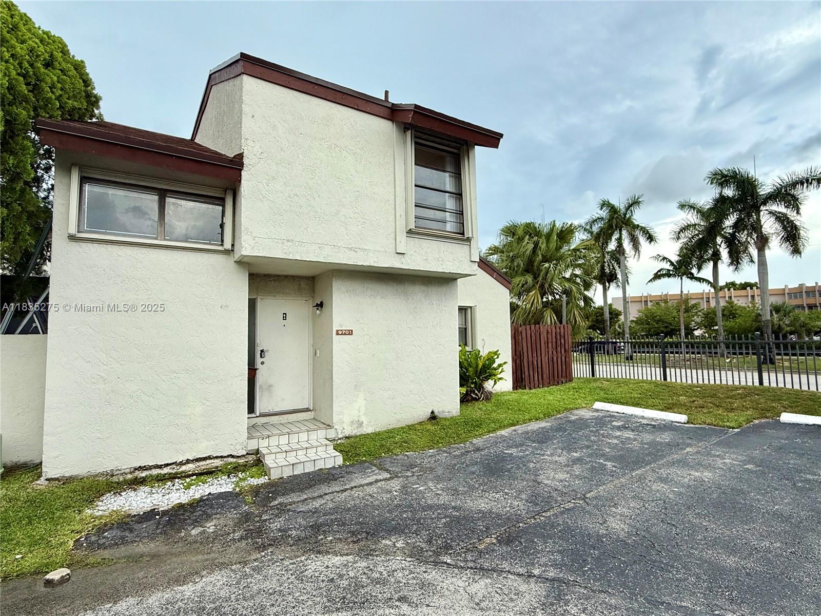Corner 3 bedroom 2 bathroom villa with two parking spaces centrally located within Fontainebleau. Spacious yard for entertaining the family. Not Pets. Well qualified tenants may qualify to move in with 1st month and 1 month security.