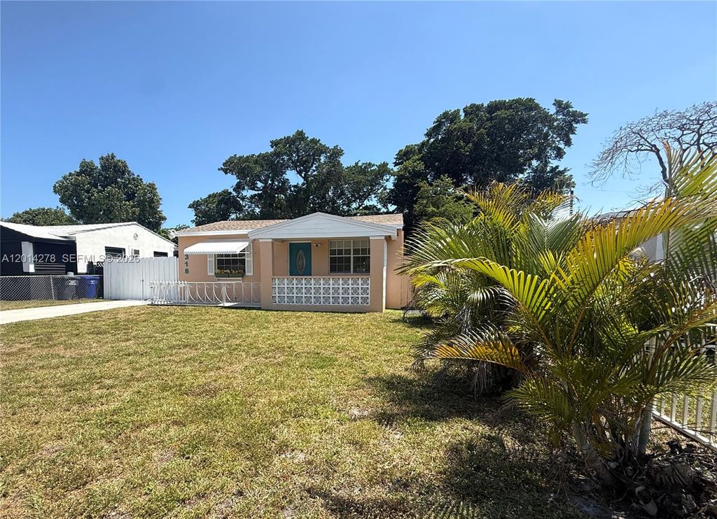 Photo of 2318 Dewey St, Hollywood, FL 33020 (MLS # A12014278)