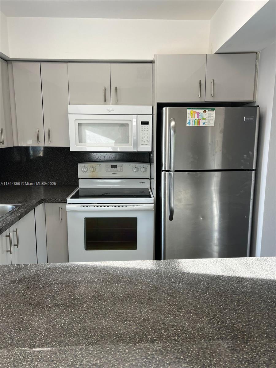 This beautiful 1-bedroom, 1-bathroom apartment offers a bright and spacious layout, ready for immediate move-in. Ideally located just a few blocks from Nova University, major highways, and popular shopping areas, it provides both comfort and convenience.
The community is quiet and relaxed, featuring amenities such as a swimming pool and more—perfect for a balanced lifestyle.
Schedule your showing today!