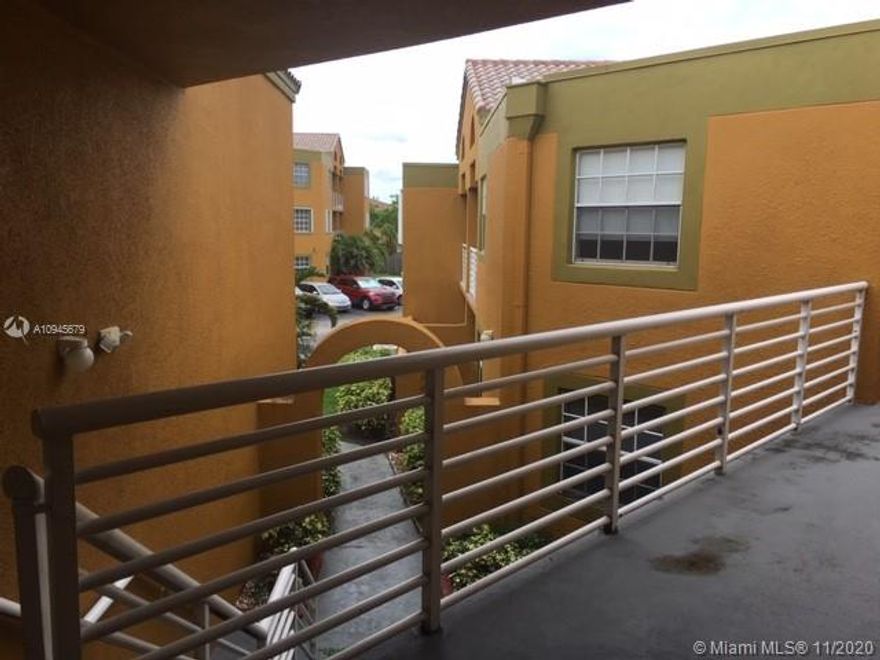 Second floor condo in Fontaineblue. This gated community has a clubhouse, pool, racket ball court, and tennis court. Tenant pays for electricity and cable. Security deposit, first and last month's rent is required. Tenant must provide background/ credit check for owner's review.