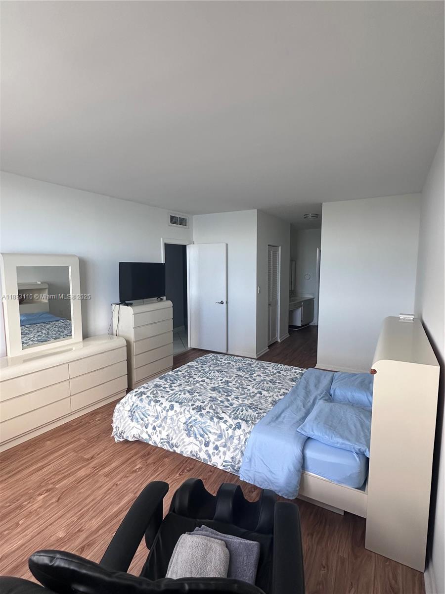 300 Bayview Dr 1206