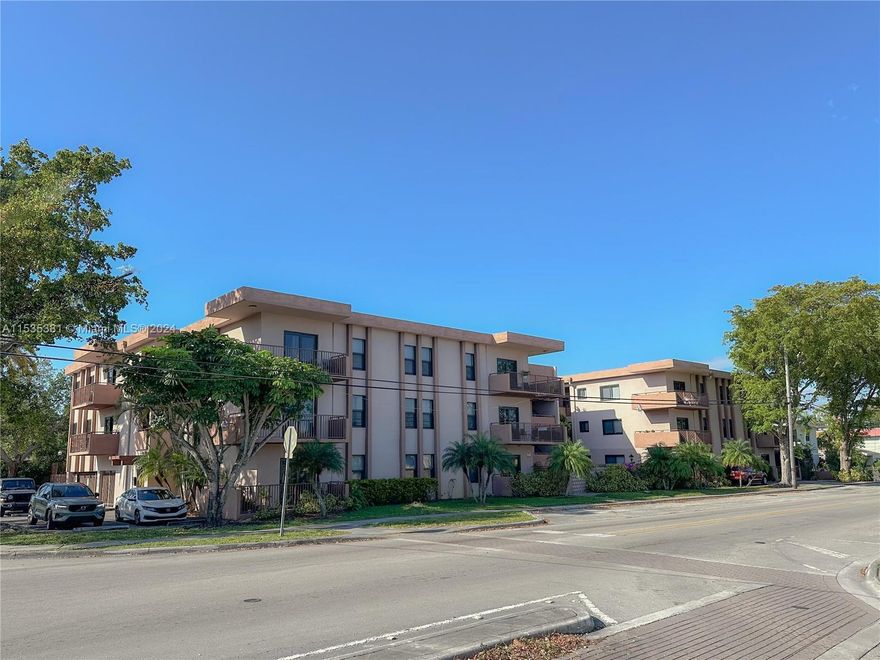 AAA building with 28 units all renovated and rented. see package info attached to the listing, parking, pool, Laundry room, new elevator, great income!