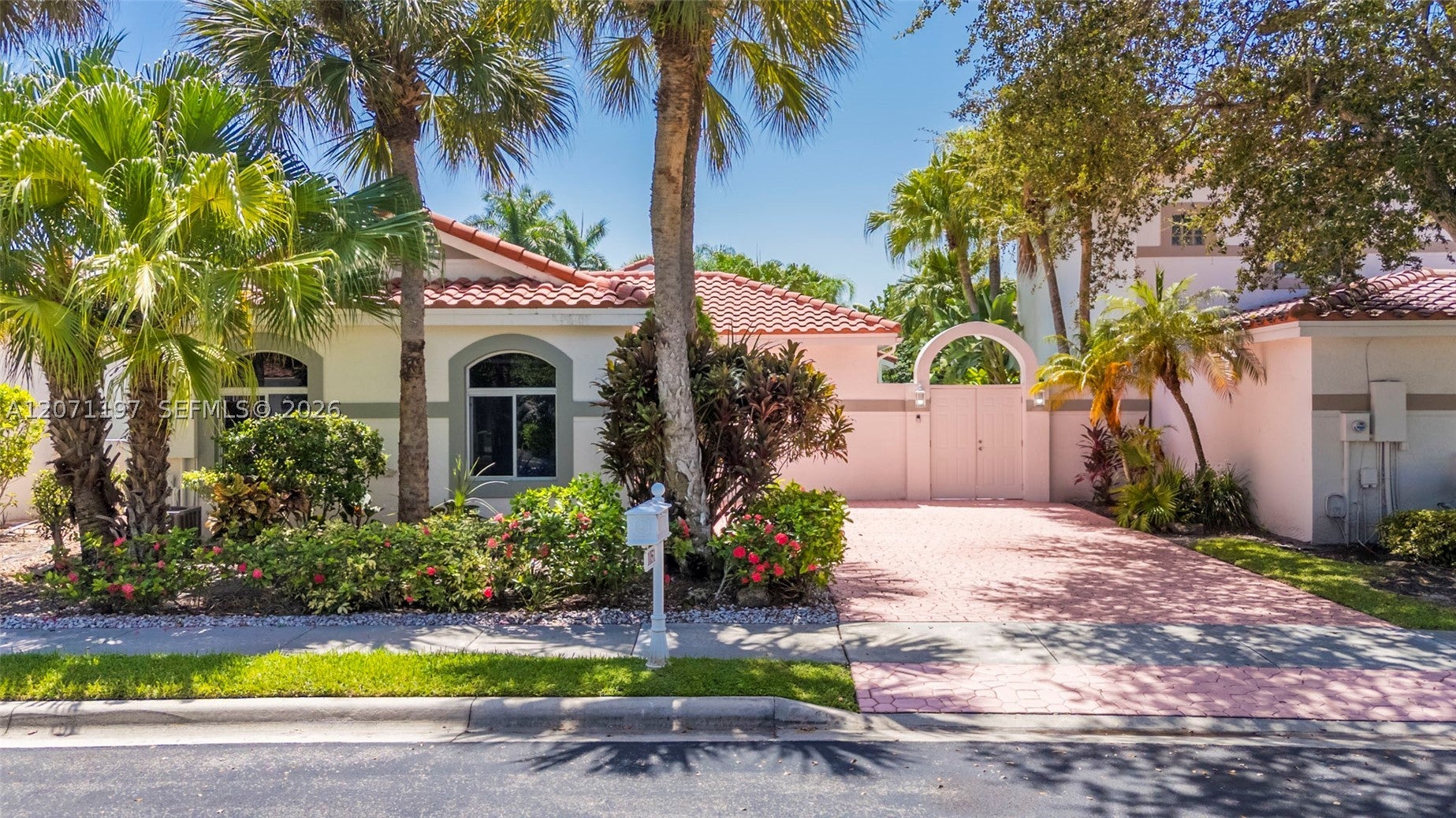 1051 Bel Aire Dr W DR