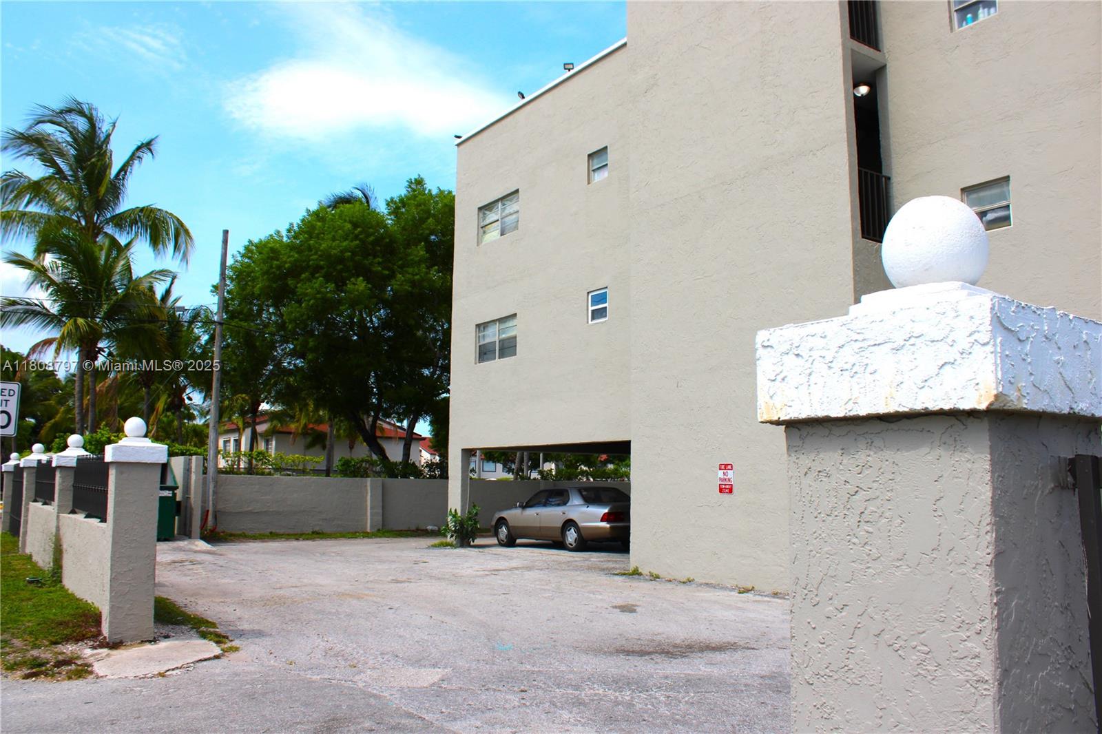 CONDADO REAL CONDO - Residential