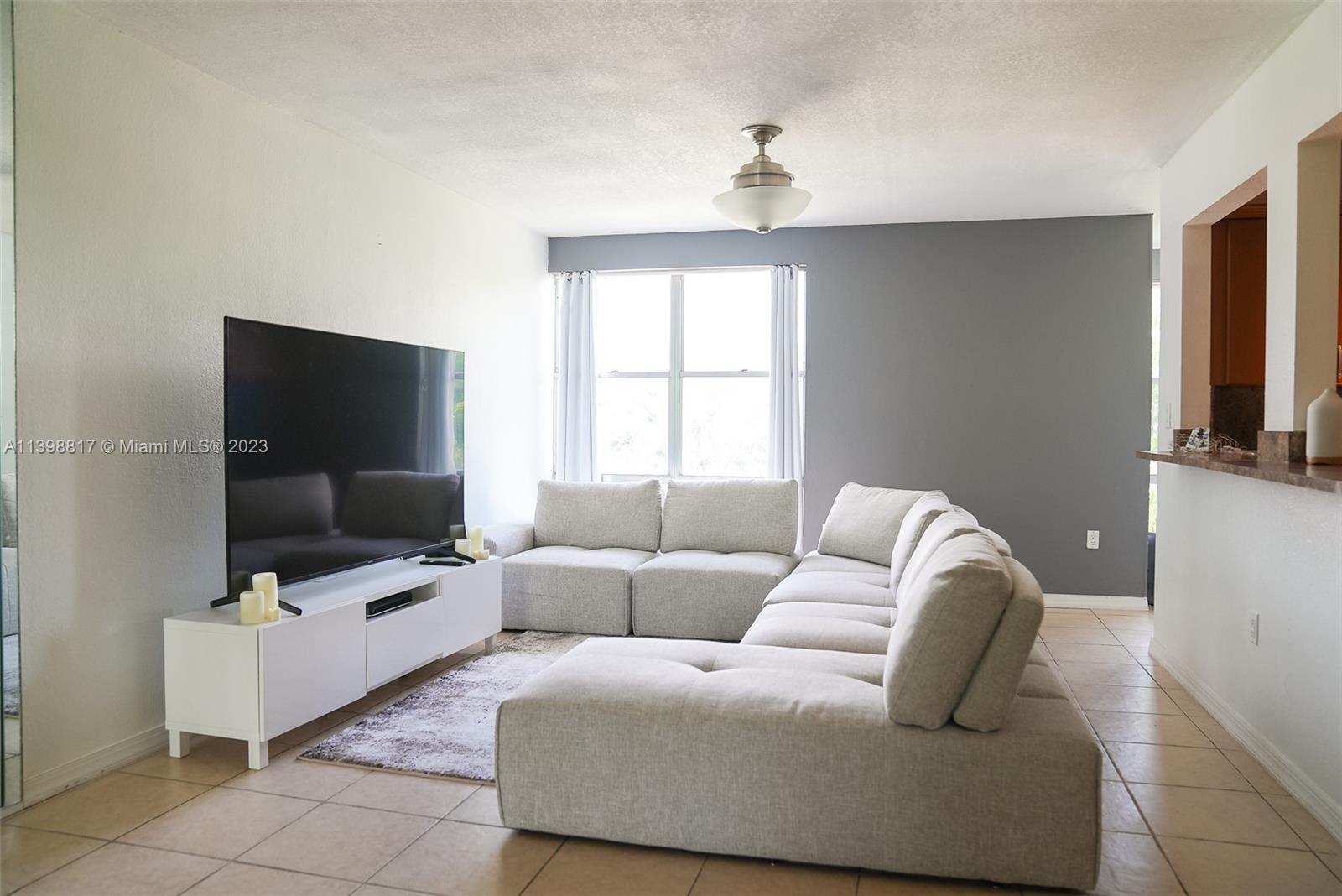 Unfurnished unit, 1 bedroom + DEN, available for move in right after association approval.