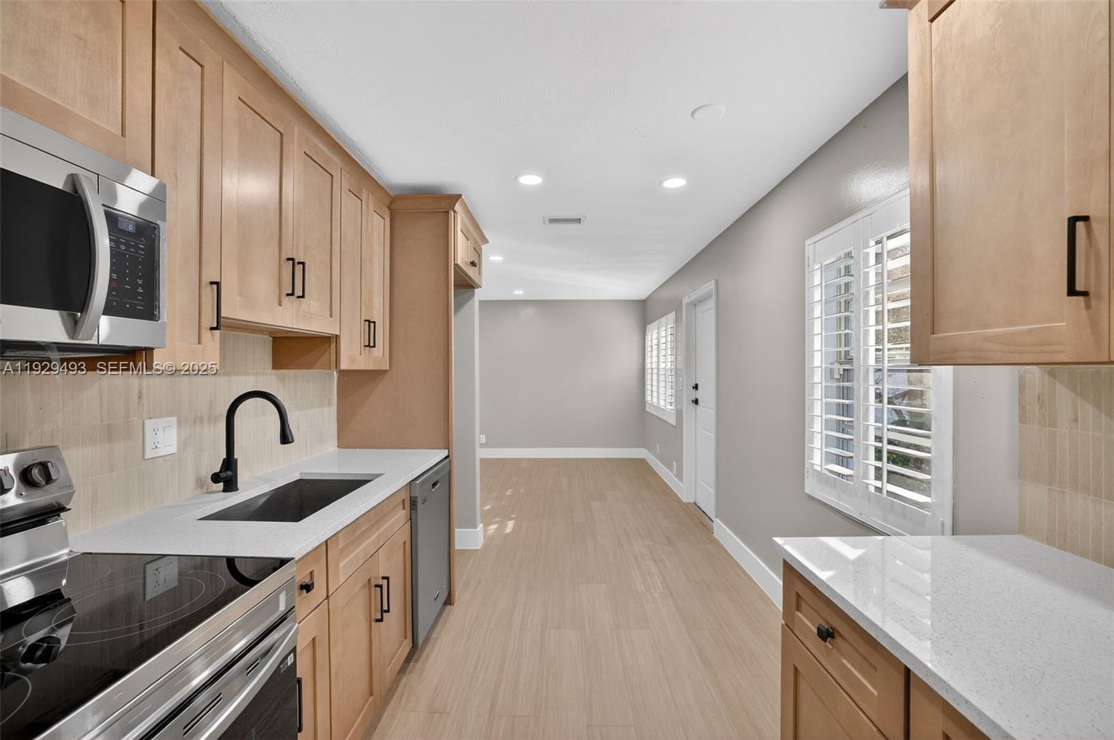 LAUDERDALE PARK 6-33 1/2 - Residential Income